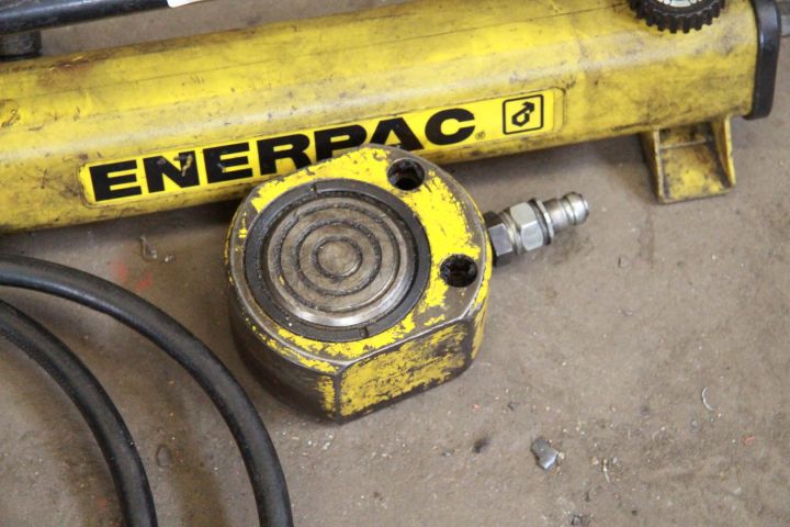 384559-4 Hydrauliska Handpumpar, Enerpac, med domkraft.