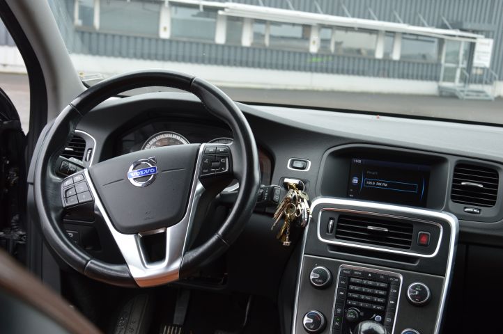 385754-17 VOLVO F + V60 Summum -12