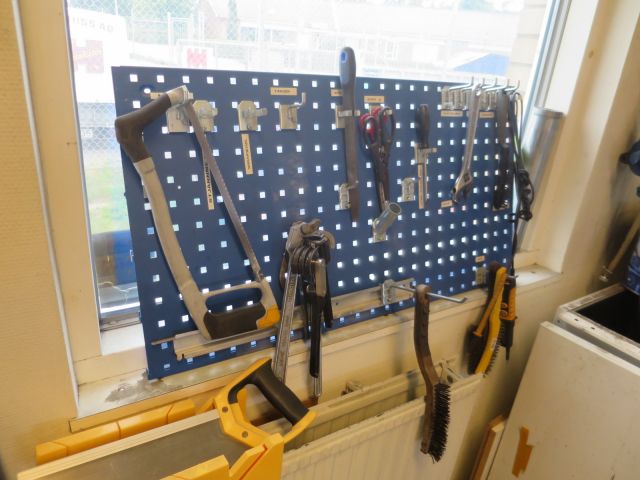 384456-4 Bench and tool