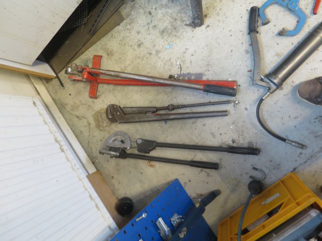 384456-8 Bench and tool