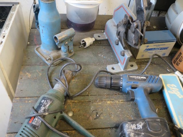 384456-17 Bench and tool