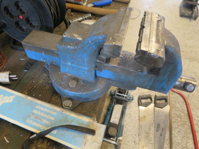 384456-23 Bench and tool
