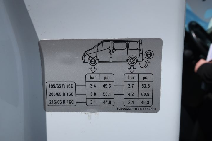386116-28 Trafic 2.0 dCi Skåp, dragkrok,  verkstadsinredning, 114hk. -10