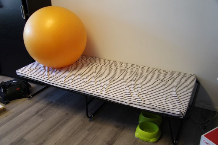 377065-3 El. skrivbord, kontorsstol, arbetsstol