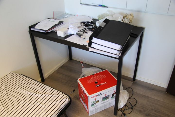 377065-4 El. skrivbord, kontorsstol, arbetsstol