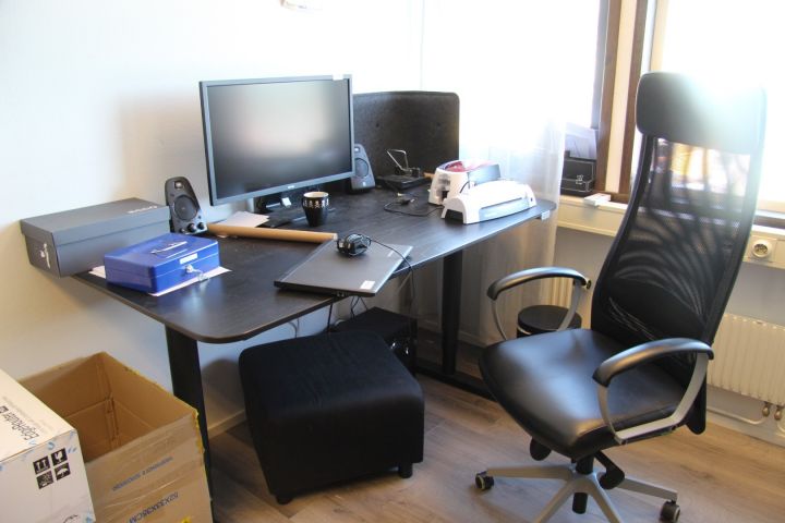 377065-6 El. skrivbord, kontorsstol, arbetsstol