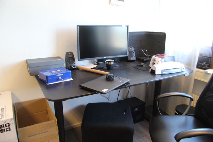 377065-7 El. skrivbord, kontorsstol, arbetsstol