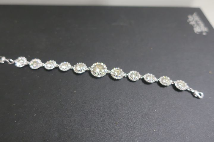 389419-1 Armband Lily and Rose (Fri frakt)