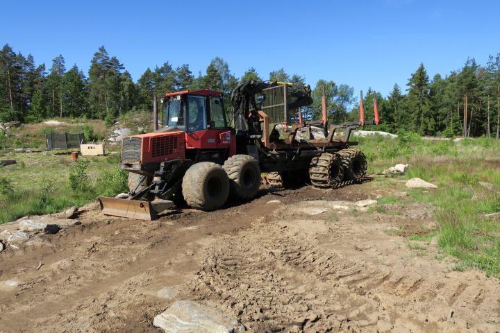 389968-1 Valmet 890.3 med timmerrede och dumperflak 2006