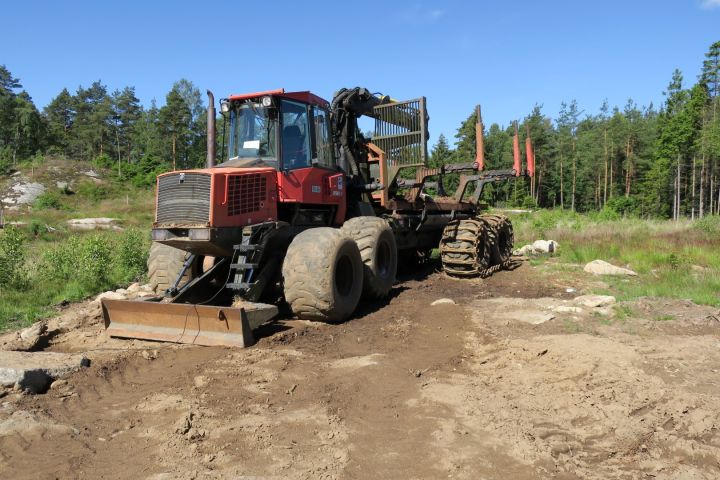 389968-3 Valmet 890.3 med timmerrede och dumperflak 2006