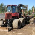 389968-4 Valmet 890.3 med timmerrede och dumperflak 2006