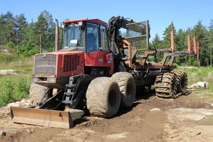 389968-4 Valmet 890.3 med timmerrede och dumperflak 2006