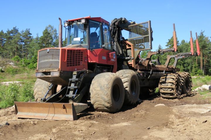 389968-5 Valmet 890.3 med timmerrede och dumperflak 2006