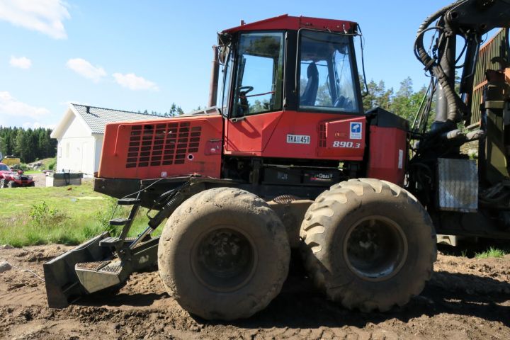 389968-6 Valmet 890.3 med timmerrede och dumperflak 2006