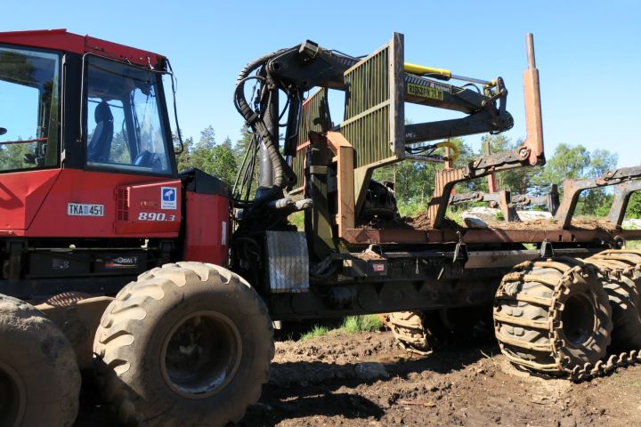 389968-7 Valmet 890.3 med timmerrede och dumperflak 2006