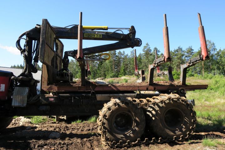 389968-8 Valmet 890.3 med timmerrede och dumperflak 2006