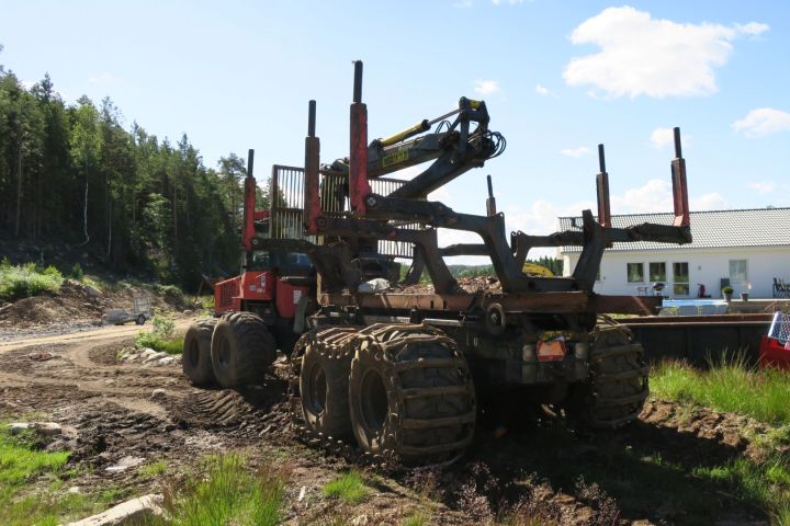 389968-9 Valmet 890.3 med timmerrede och dumperflak 2006