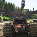 389968-11 Valmet 890.3 med timmerrede och dumperflak 2006
