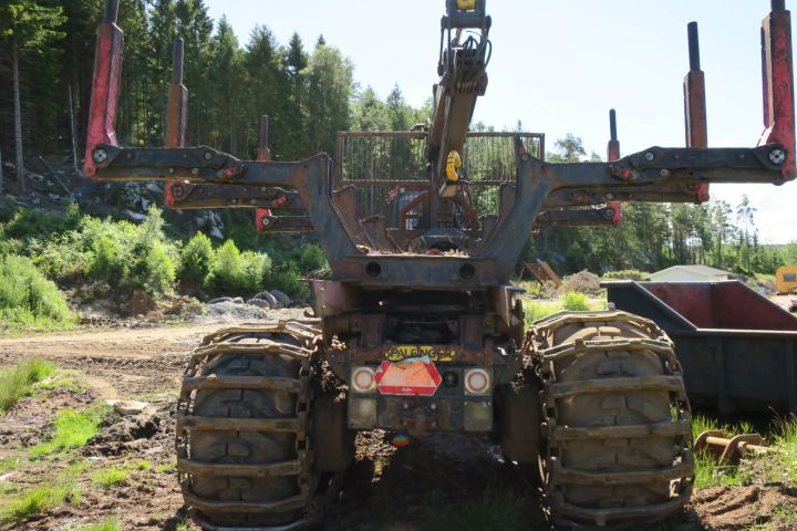 389968-11 Valmet 890.3 med timmerrede och dumperflak 2006