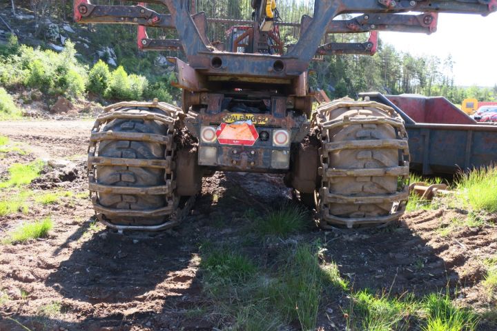 389968-12 Valmet 890.3 med timmerrede och dumperflak 2006