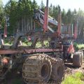 389968-13 Valmet 890.3 med timmerrede och dumperflak 2006