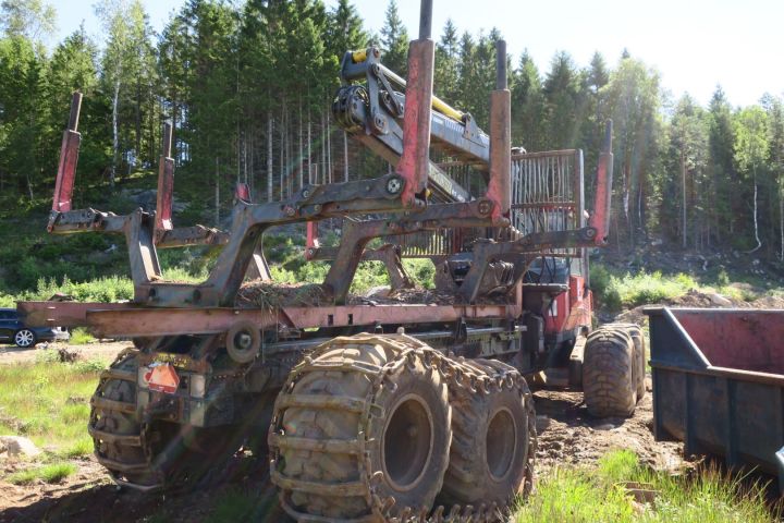 389968-13 Valmet 890.3 med timmerrede och dumperflak 2006