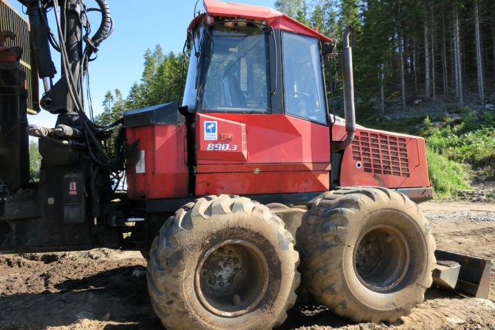 389968-15 Valmet 890.3 med timmerrede och dumperflak 2006
