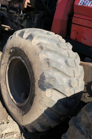 389968-17 Valmet 890.3 med timmerrede och dumperflak 2006