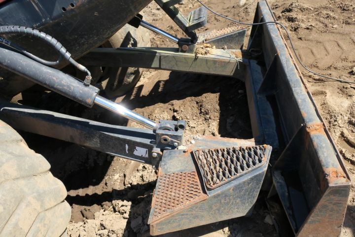 389968-18 Valmet 890.3 med timmerrede och dumperflak 2006