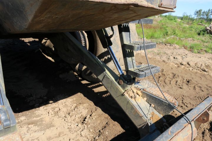 389968-19 Valmet 890.3 med timmerrede och dumperflak 2006