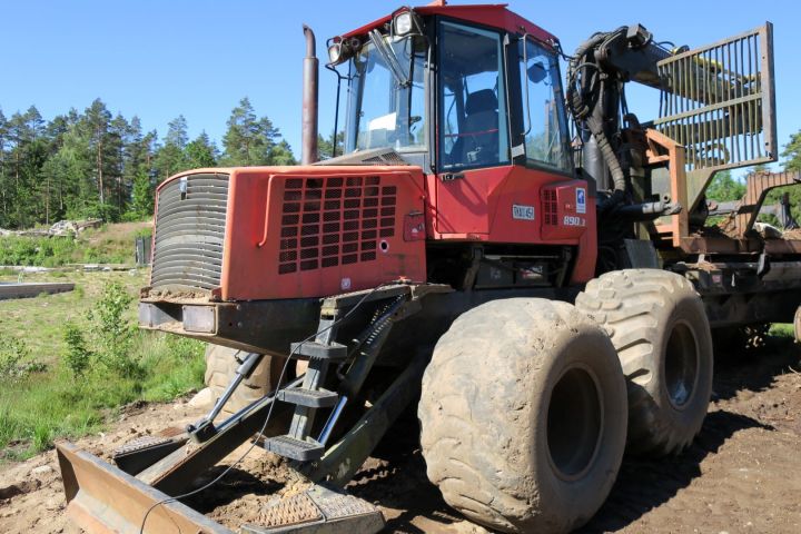 389968-16 Valmet 890.3 med timmerrede och dumperflak 2006