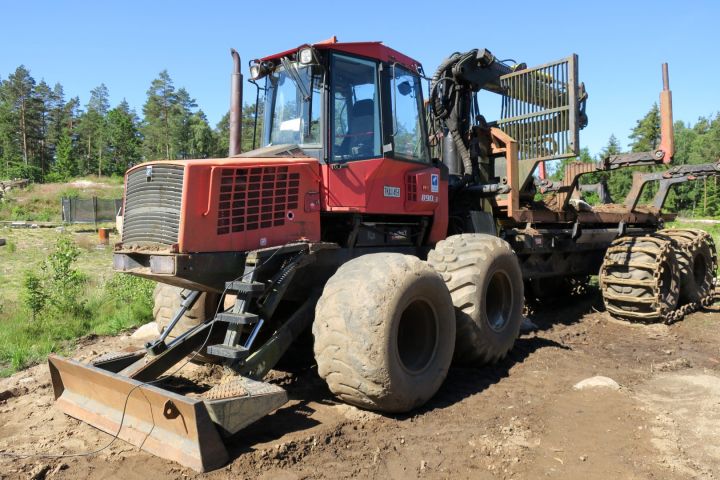 389968-14 Valmet 890.3 med timmerrede och dumperflak 2006