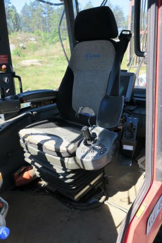 389968-20 Valmet 890.3 med timmerrede och dumperflak 2006