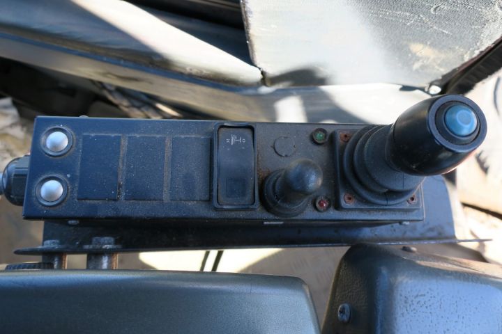 389968-24 Valmet 890.3 med timmerrede och dumperflak 2006