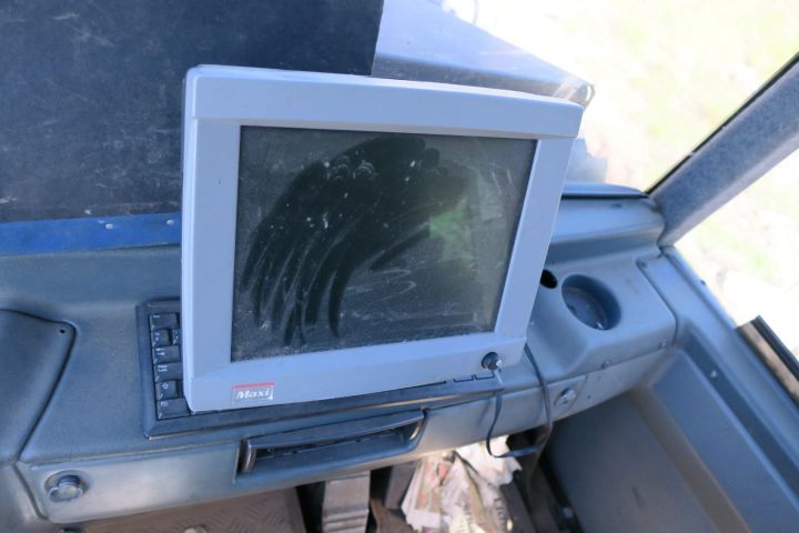 389968-25 Valmet 890.3 med timmerrede och dumperflak 2006