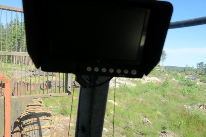 389968-26 Valmet 890.3 med timmerrede och dumperflak 2006