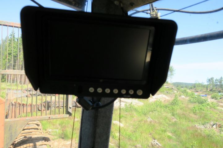 389968-27 Valmet 890.3 med timmerrede och dumperflak 2006