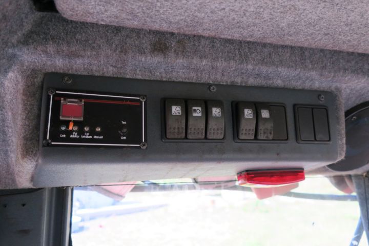 389968-28 Valmet 890.3 med timmerrede och dumperflak 2006