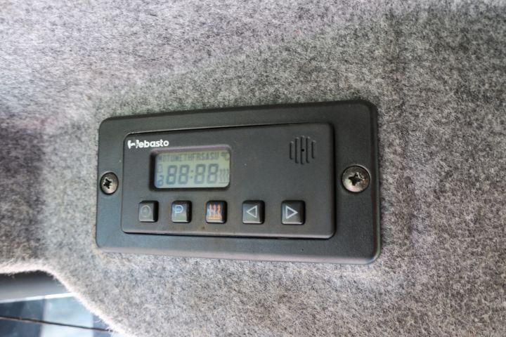 389968-31 Valmet 890.3 med timmerrede och dumperflak 2006