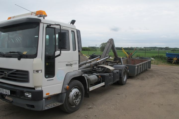 394025-1 Volvo FL 220