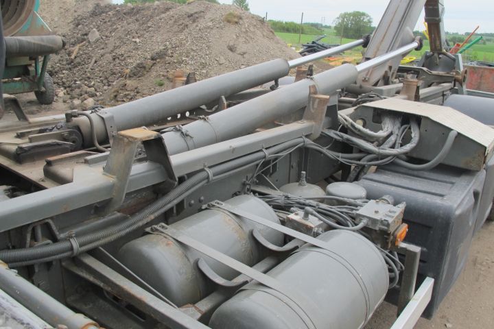 394025-5 Volvo FL 220