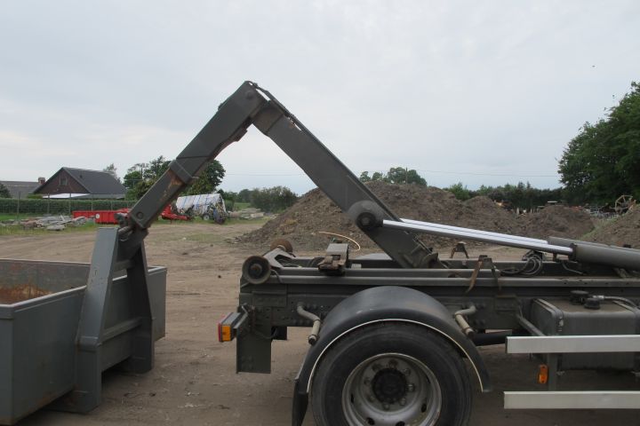 394025-13 Volvo FL 220