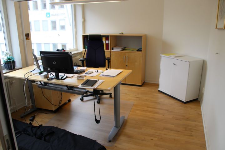 387897-1 Elektrisk skrivbord, kontorsstol och skåp, Kinnarps.