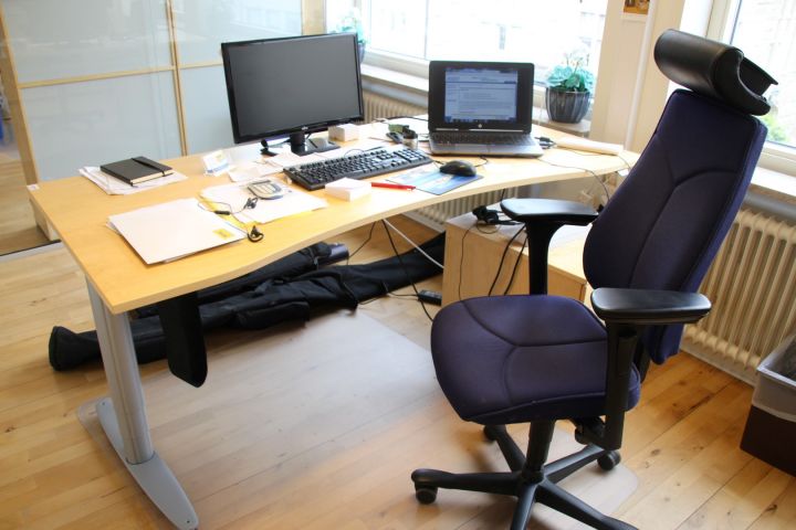 387897-2 Elektrisk skrivbord, kontorsstol och skåp, Kinnarps.