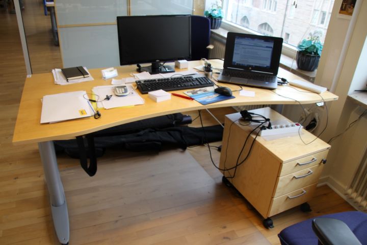 387897-3 Elektrisk skrivbord, kontorsstol och skåp, Kinnarps.