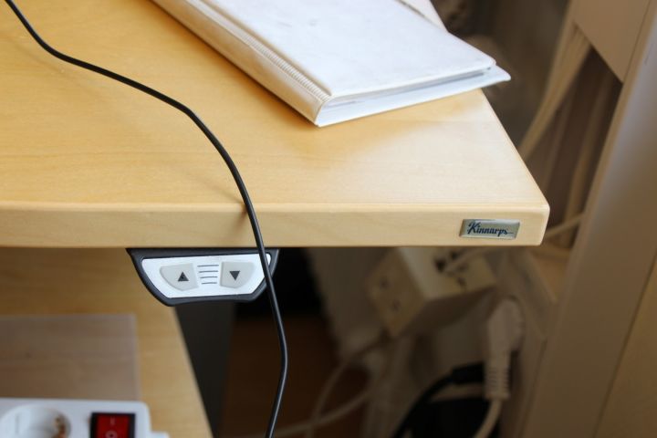 387897-4 Elektrisk skrivbord, kontorsstol och skåp, Kinnarps.