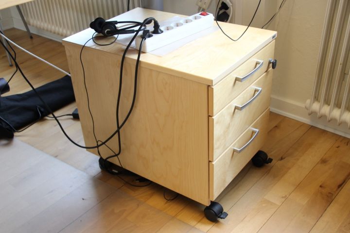 387897-5 Elektrisk skrivbord, kontorsstol och skåp, Kinnarps.