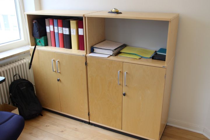 387897-6 Elektrisk skrivbord, kontorsstol och skåp, Kinnarps.