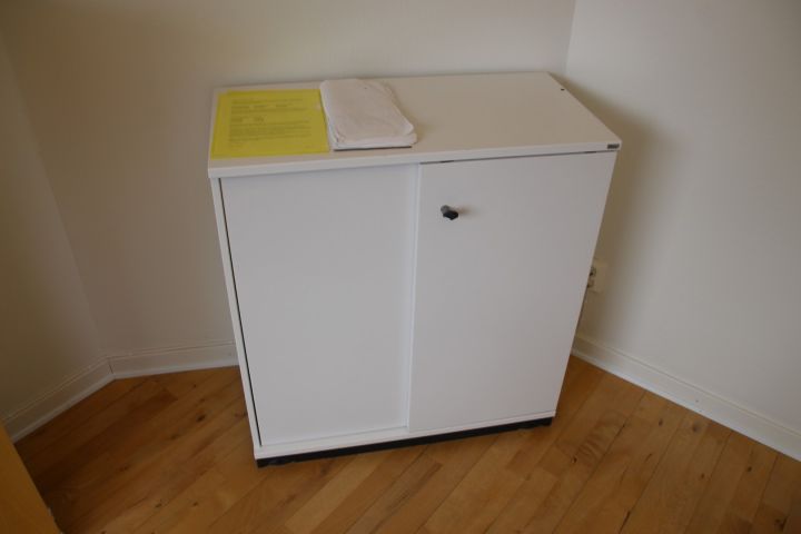 387897-7 Elektrisk skrivbord, kontorsstol och skåp, Kinnarps.