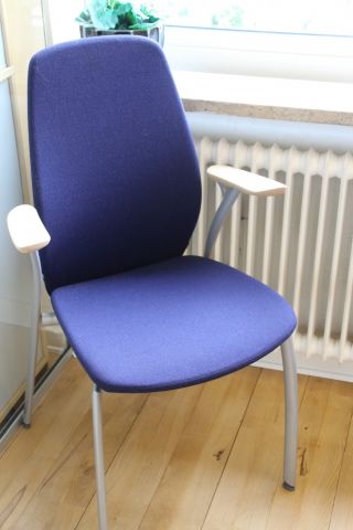 387897-9 Elektrisk skrivbord, kontorsstol och skåp, Kinnarps.